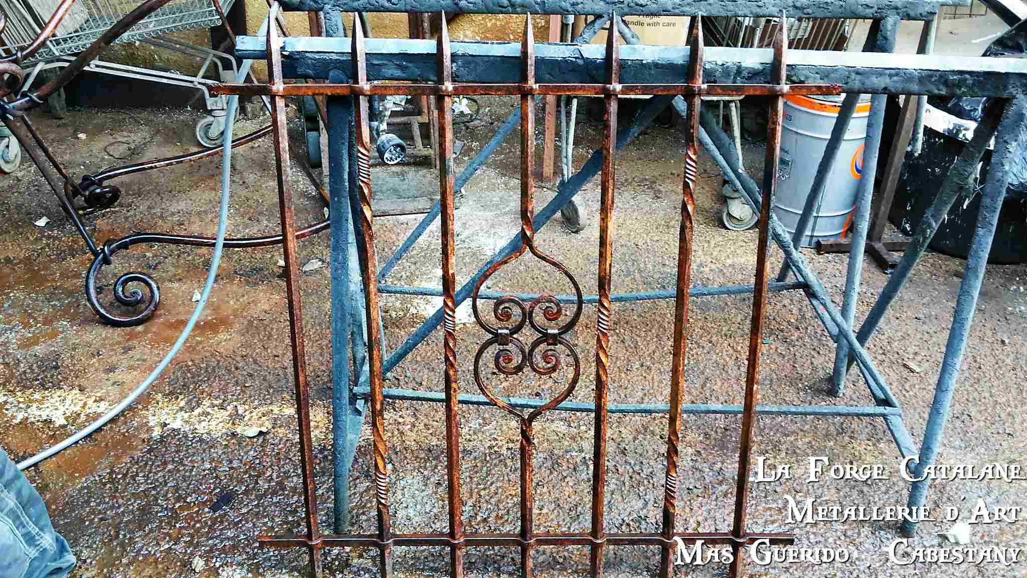 grille travail chaud typique catalan rouille forge catalane.jpg